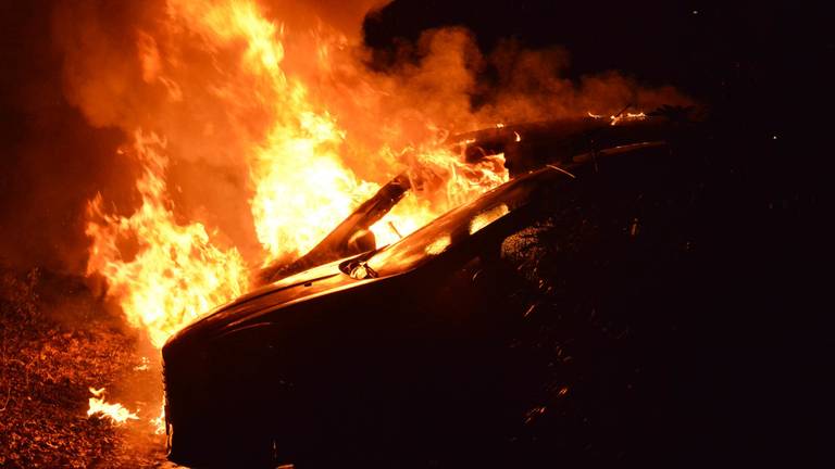 Autobrand aan de Galderseweg in Breda (foto: Perry Roovers/SQ Vision)