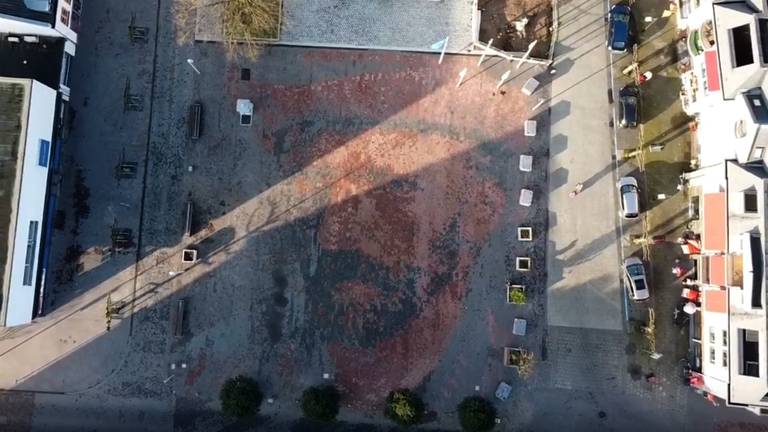 Vanuit de lucht is het enorme mozaïek van Vincent van Gogh op de Markt in Zundert goed te zien.