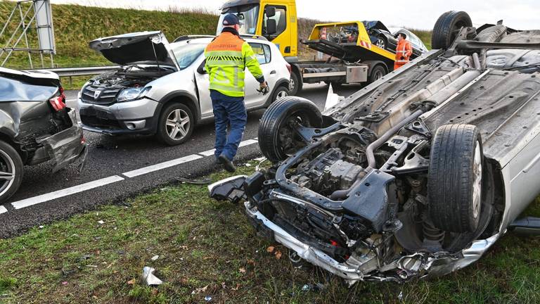 Vier auto's raakten in een kop-staartbotsing (foto: Tom van der Put/SQ Vision)