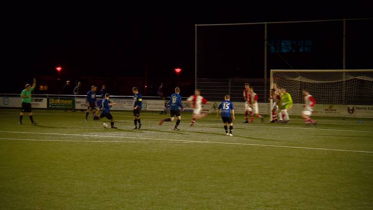 Speler van FC Cranendonck haalt doeltreffend uit.