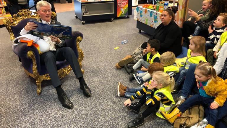 Burgemeester Theo Weterings van Tilburg leest voor (foto: Tom van den Oetelaar).