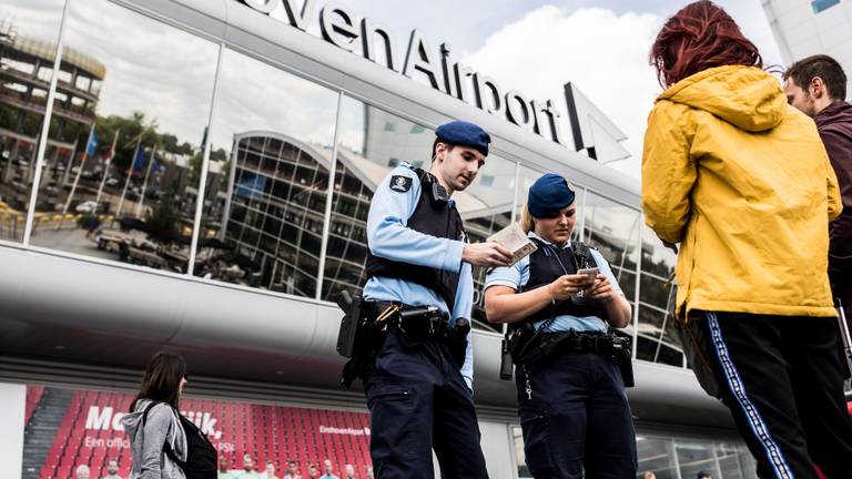 Marechaussee op Eindhoven Airport (archieffoto: Koninklijke Marechaussee)