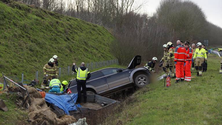 Auto belandt in de sloot bij de A77 (foto: SK-Media).