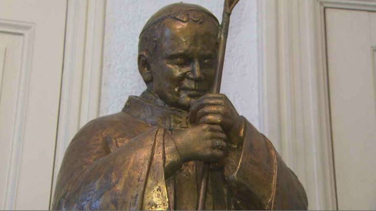 Bronzen beeld van de voormalige paus dat in de Sint-Jan staat.