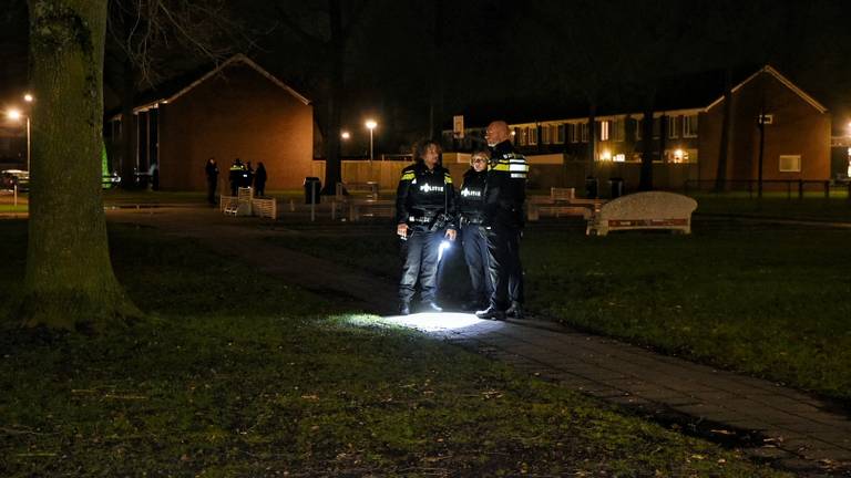 De politie doet na de schietpartij onderzoek rond de Bartokstraat in Tilburg. (Foto: Toby de Kort)