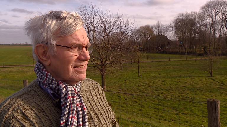 Wim de Kleijn met zijn huis op de achtergrond