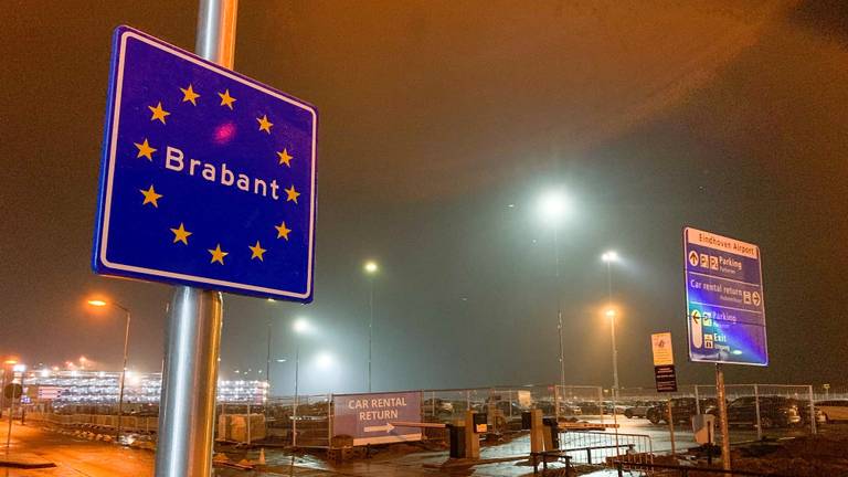 Het landenbord bij Eindhoven Airport. (Foto: Pacte des Cygnes)