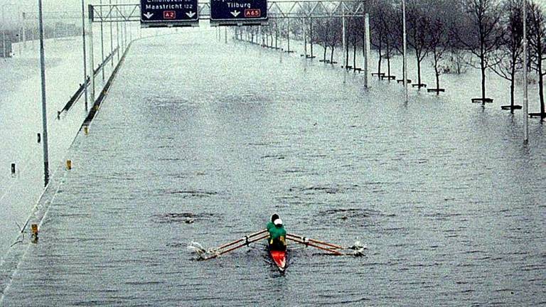 De roeiers van roerivereniging de Hartog die 25 jaar geleden rondvoeren op de A2.