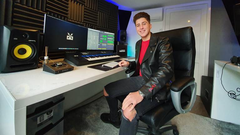 Lorenzo van Kooten alias DJ Lorentz in zijn eigen muziekstudio (foto: Lola Zopfi).