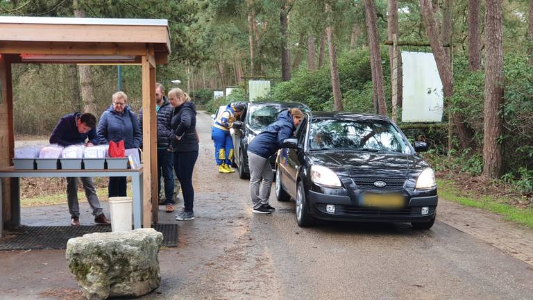 Continue wachtende auto's bij Center Parcs De Kempervennen door de lerarenstaking