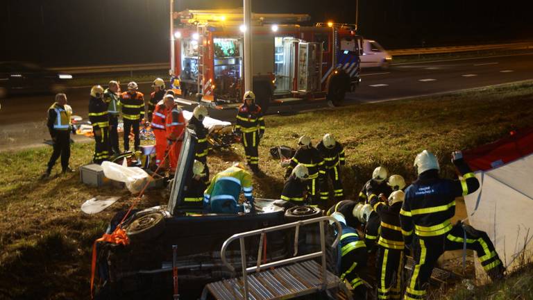 De bestuurder moest uit de auto bevrijd worden. (Foto: FPMB)