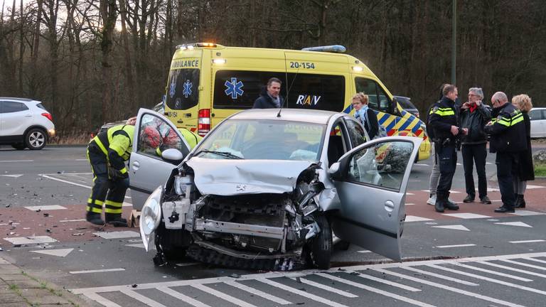 Een persoon raakte ernstig gewond bij de aanrijding (foto: Jeroen Stuve).