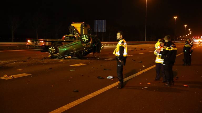 Een auto sloeg op de A2 over de kop. (Foto: Sander van Gils/SAQ Vision)