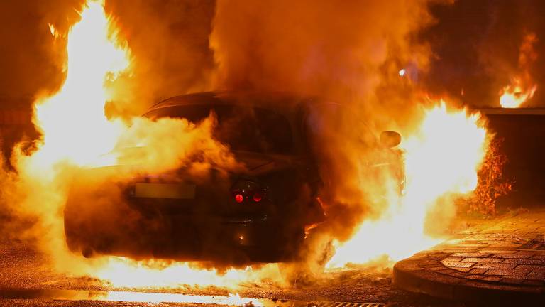 De auto aan de Wagenaarstraat in Oss werd door brand verwoest. (Foto: Gabor Heeres/SQ Vision)