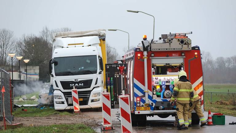 Dode in uitgebrande auto is een man uit Overlangel (foto: Maickel Keijzers/ Hendriks Multimedia).