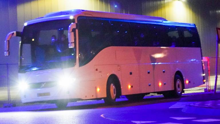 De bus met Nederlandse passagiers die vorige week aankwam bij vliegbasis Eindhoven. (Foto: Dave Hendriks / SQ Vision)