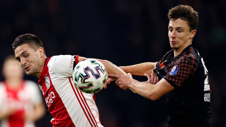 PSV'er Olivier Boscagli in duel met Ajacied Dusan Tadic. (Foto: Hollandse Hoogte)