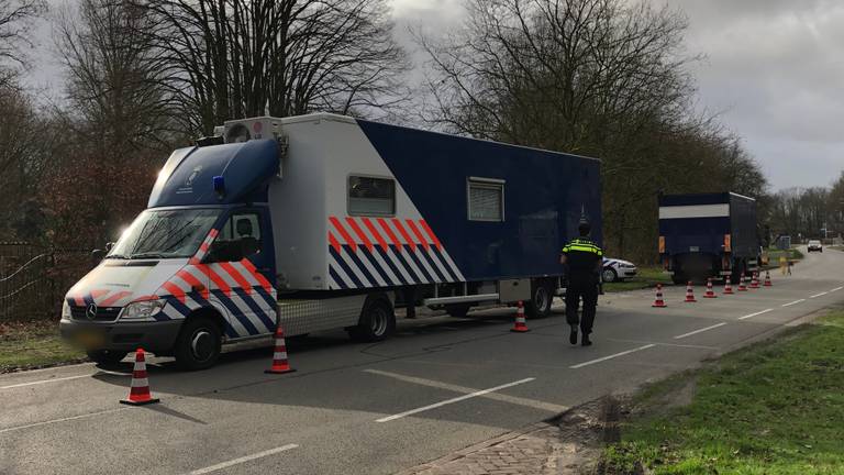 Politie bij de inval in een woning in Gilze (foto: Raymond Merkx/Omroep Brabant)