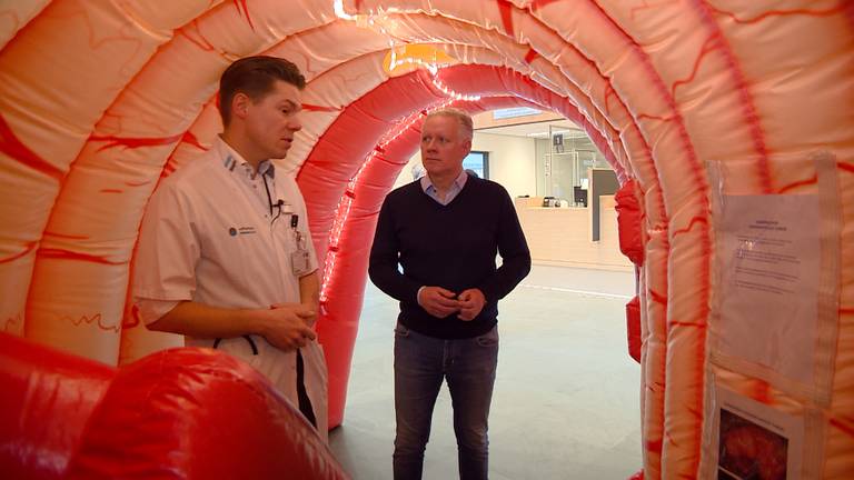 Maag-darm-leverarts Lennard Gilissen laat aan Wil Koppen zien welke poliepen zijn verwijderd.