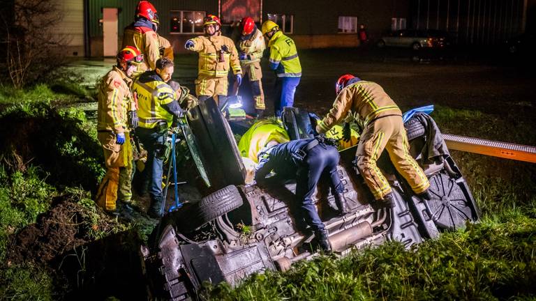 Een auto belandde in de sloot bij een ongeval op de A58 (foto: Sem van Rijssel/SQ Vision)