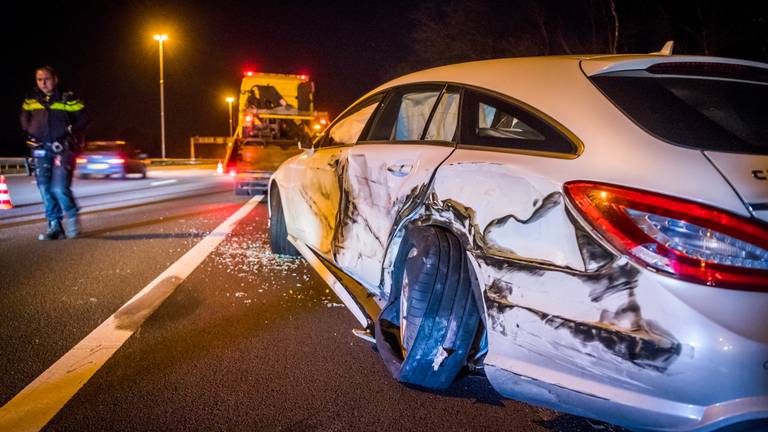 De auto op de vluchtstrook raakte zwaar beschadigd. (Foto: Sem van Rijssel/SQ Vision)