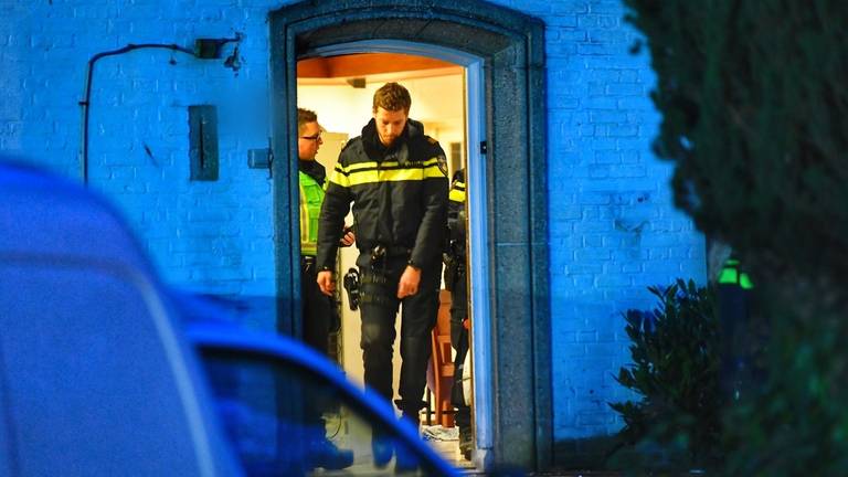 De politie doet onderzoek in het huis in Eersel waar de mishandeling plaatsvond. (Foto: Rico Vogels)
