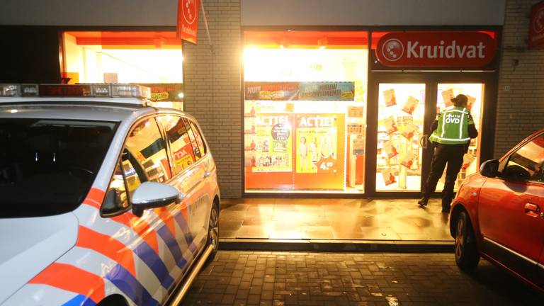 De politie doet sporenonderzoek in de winkel van Kruidvat in Rosmalen (foto: Bart Meesters)