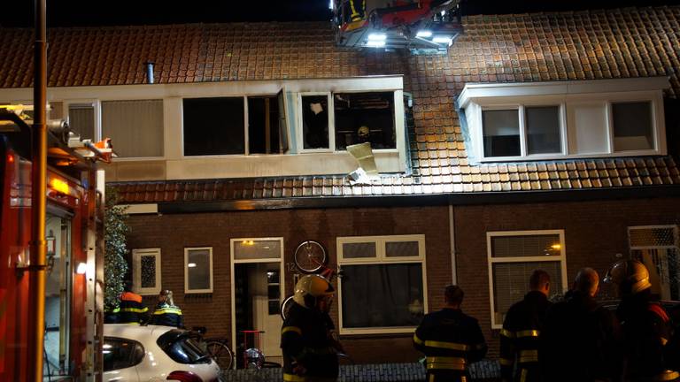 De brandweer aan het werk in Waalwijk (Erik Haverhals/Foto Persbureau Midden Brabant).