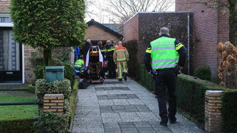 Hulpverleners doen er alles aan om de man uit De Mortel te redden (foto: Harrie Grijseels/SQ Vision Mediaprodukties).