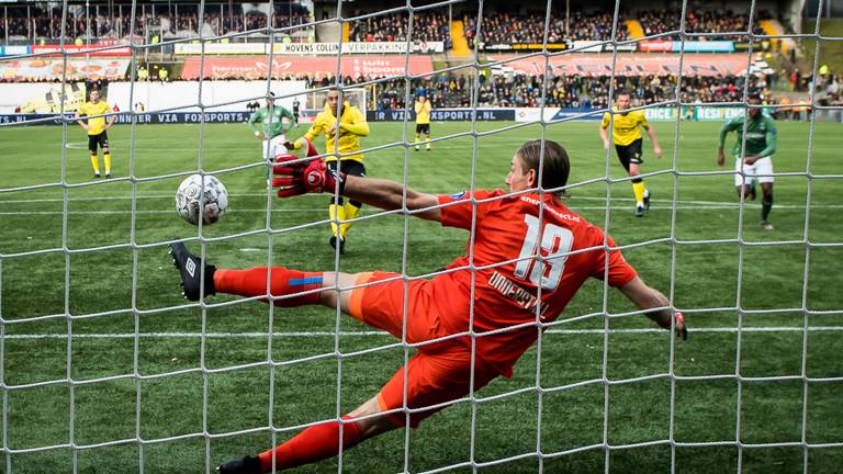 Johnatan Opoku van VVV Venlo scoort uit een penalty de 1-0. (Foto: Hollandse Hoogte)