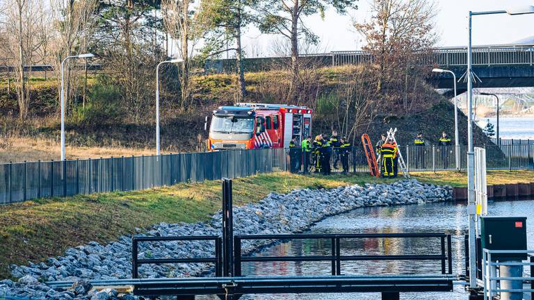 Hulpdiensten bij het water in Tilburg waar het lichaam werd gevonden. (Foto: Jack Brekelmans)