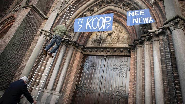 Spandoek bij de Heuvelse Kerk (foto: Jan van Eijndhoven)