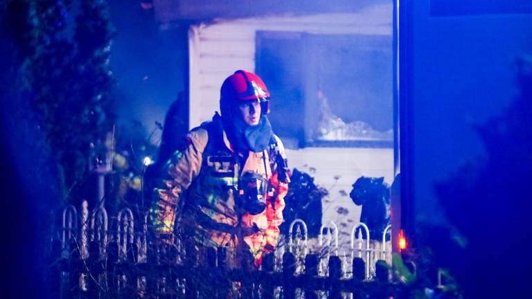 De brandweer bluste het vuur in het chalet in Heeze. (Foto: Dave Hendriks/SQ Vision)