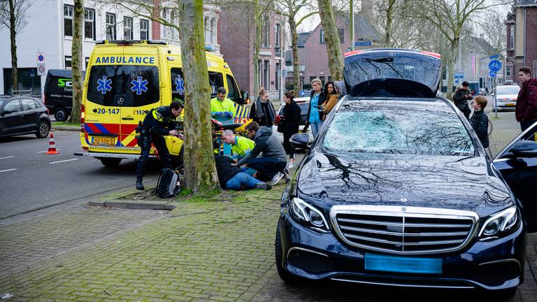 De fietsster werd geschept door een taxi. (Foto: Jack Brekelmans / Persburo BMS)