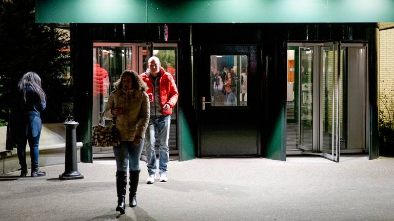 Gedupeerde ouders in de kinderopvangtoeslagaffaire verlaten De Broodfabriek na een gesprek met premier Mark Rutte en minster Wopke Hoekstra (Financien). (Foto: ANP 2020 / Sem van der Wal)