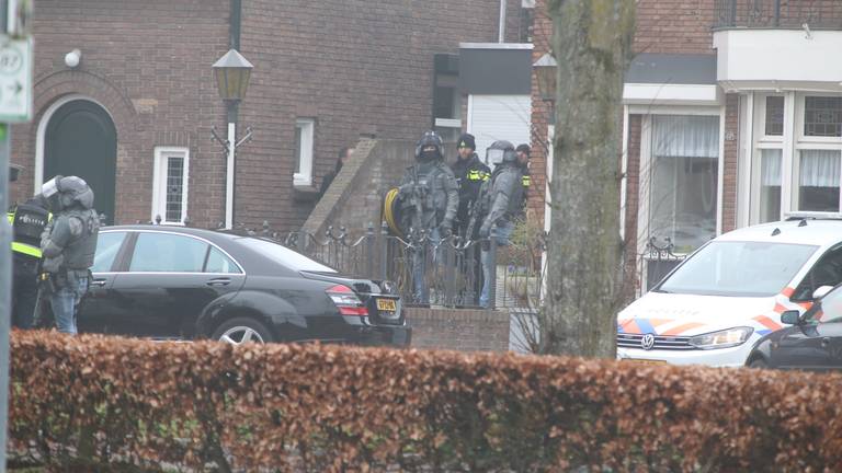 Een arrestatieteam omsingelt het huis in Rosmalen. Foto: Bart Meesters