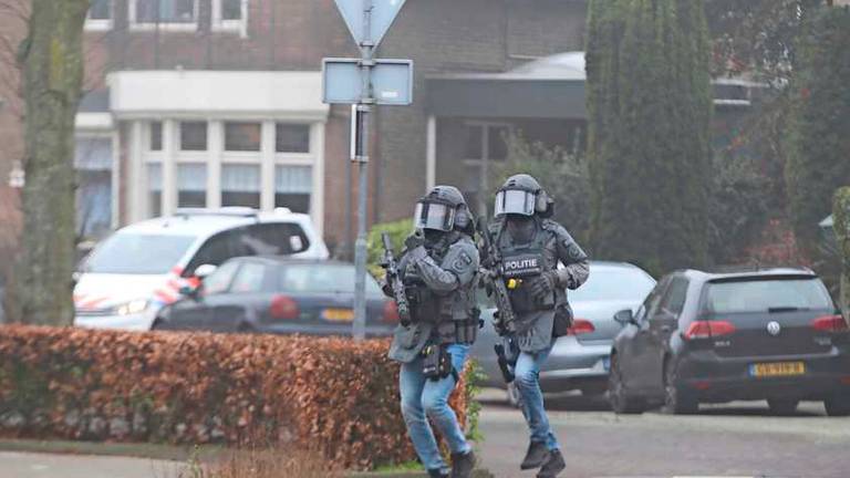 De politie heeft het huis omsingeld. Foto: Bart Meesters