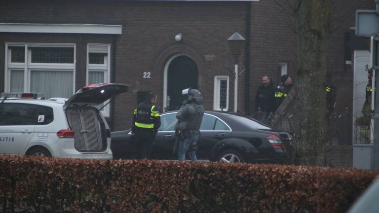 Het arrestatieteam van de politie bij de woning in Rosmalen.