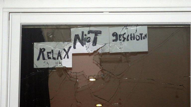 Joey D. plaatste een boodschap voor zijn raam, kort voor de inval (Foto: Bram Meesters)