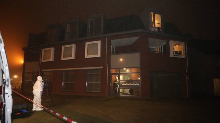 Na de inval vond bij de woning van D. onderzoek plaats. (Foto: Bram Meesters)