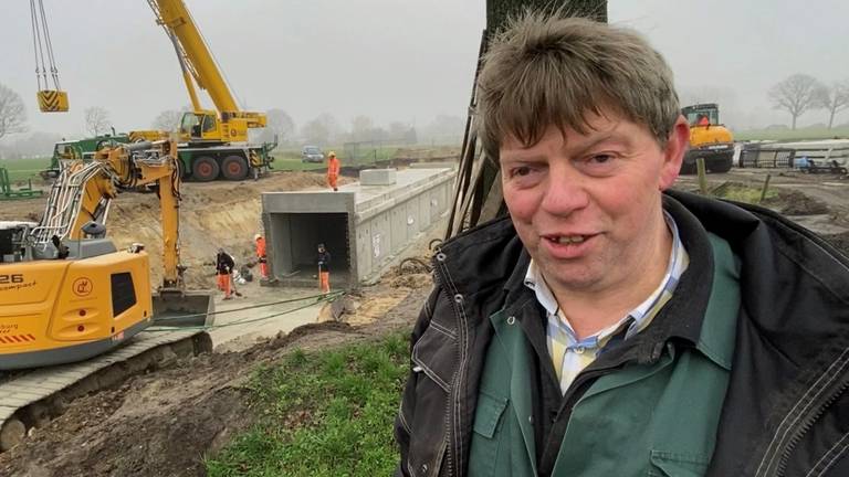 Boer Adrie is blij met zijn koeientunnel (foto: Jan Peels)