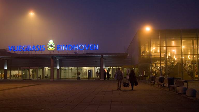 De Nederlanders komen per bus naar de vliegbasis in Eindhoven (archieffoto).