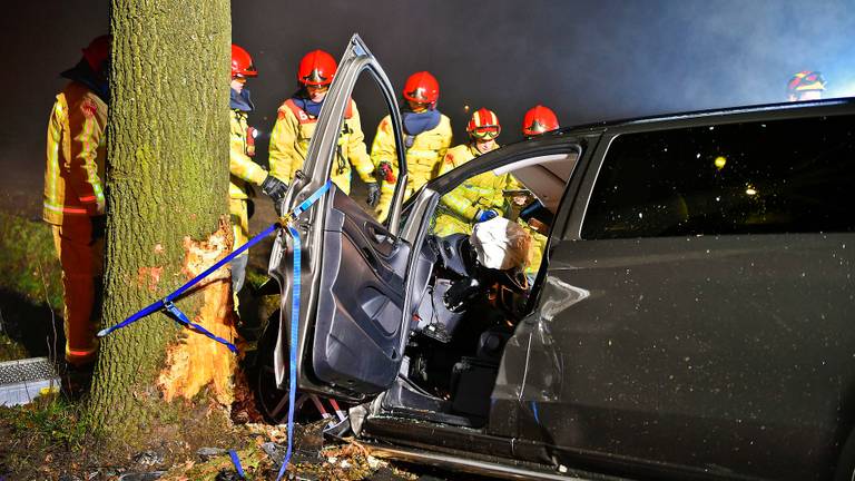 De auto raakte een boom langs de weg in Bergeijk. (Foto: Rico Vogels)