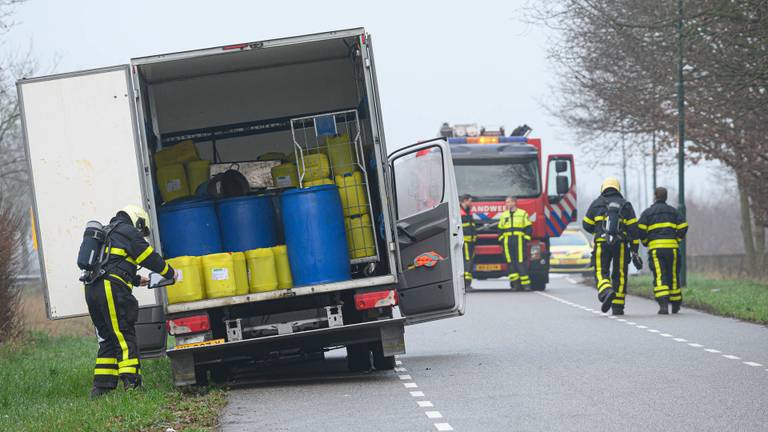 Aan de Chaamseweg in Ulvenhout troffen wegwerkers een witte bestelbus aan met drugsafval. foto: Tom van der Put / SQ Vision Mediaprodukties