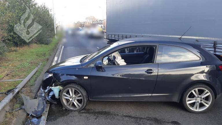 De man reed met zijn auto tegen de vangrail. (Foto: Politie Team Verkeer Oost-Brabant)