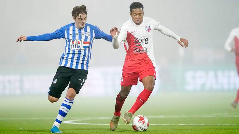 Kaj de Rooij (links) in duel met Urby Emanuelson (Bron: Hollandse Hoogte)