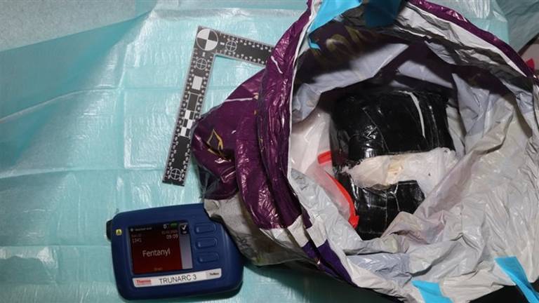 De plastic zak waarin fentanyl zat. (Foto: Openbaar Ministerie)