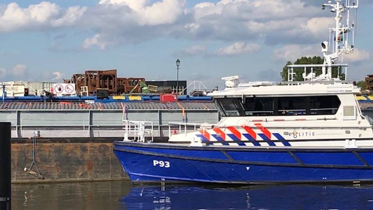 De waterpolitie aangemeerd aan de drugsboot (foto: Willem-Jan Joachems)