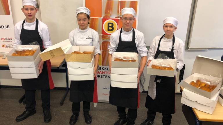 Studenten van de Rooi Pannen met hun worstenbroodjes (foto: Imke van de Laar/Omroep Brabant)