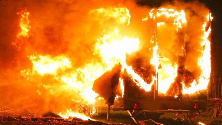 Bouwkeet in vlammen op in Oss (foto: Gabor Heeres/SQ Vision)